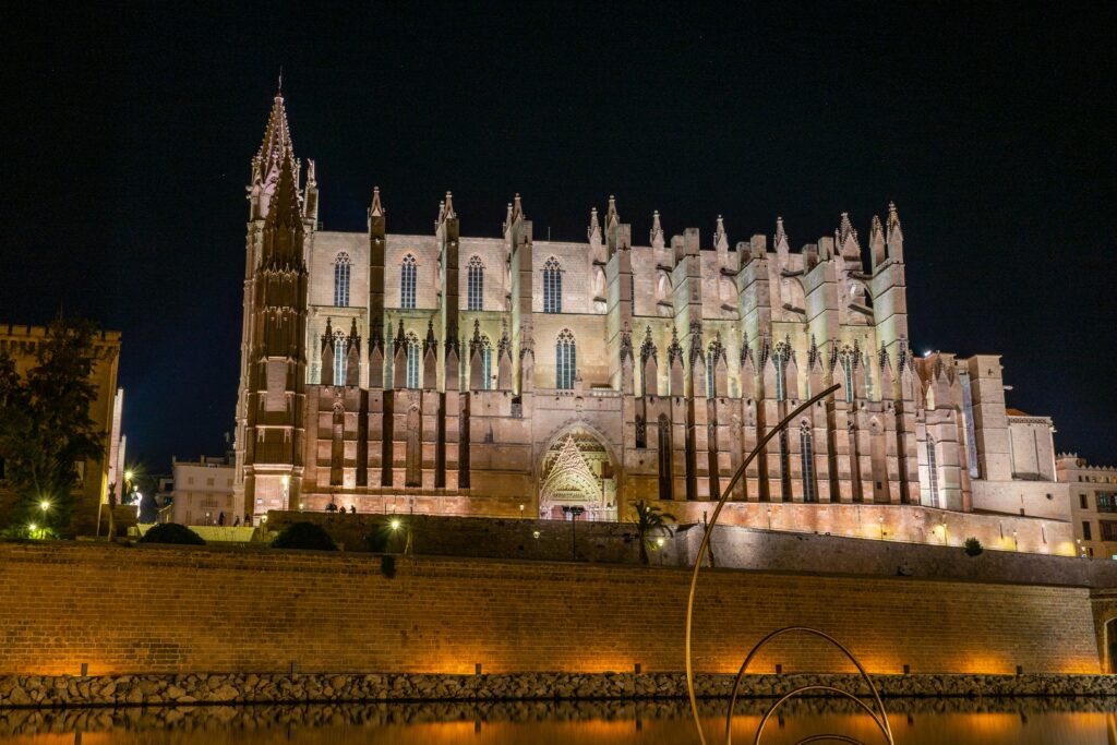 Die Kathedrale La Seu in Palma de Mallorca ist definitiv eine sehenswerte Attraktion.