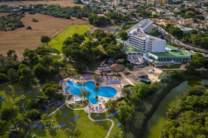 Das Exagon Kinderhotel liegt an einem Fluss und einem malerischen Wald.